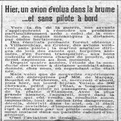 un avion évolue dans la brume sans pilote