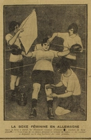 La boxe féminine en Allemagne, en photo, une de ces dames pendant la minute de repos, sacrement en avance pour son temps, après la boxe à cheval