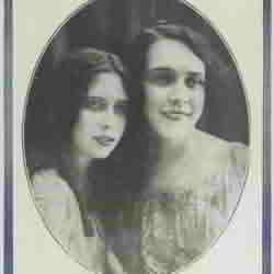 LÉclaireur du dimanche 1925 11 29 deux soeurs pianistes