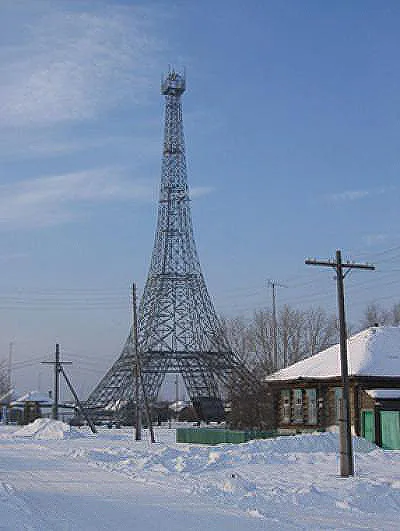 reproduction de la Tour Eiffel dans le village de Parij en Russie