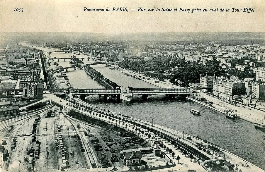 vue avec la gare du champ de mars 1900 vue de la Tour Eiffel